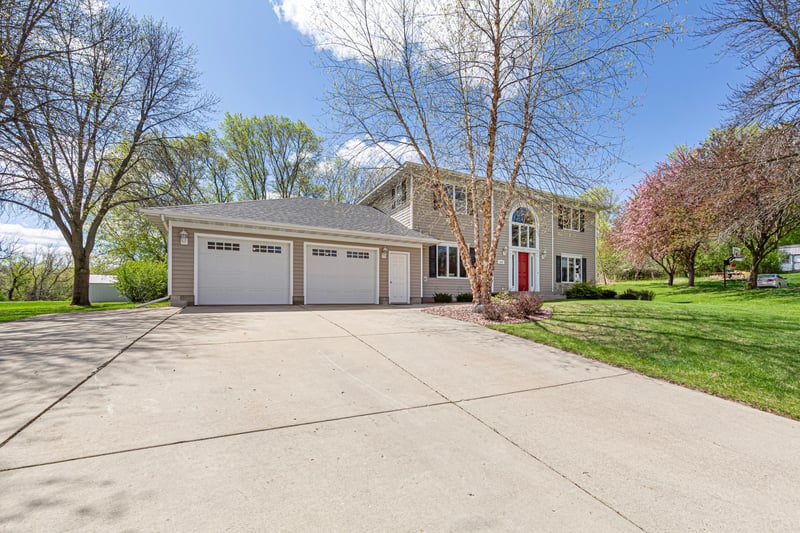 1424 Fairway Dr, Faribault, MN 55021