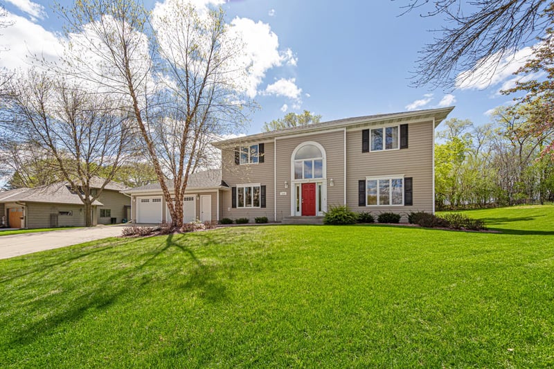 1424 Fairway Dr, Faribault, MN 55021