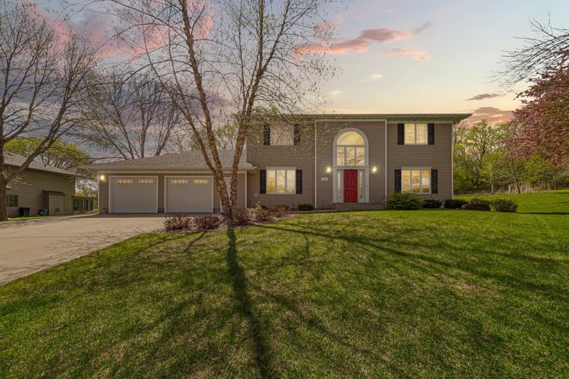 1424 Fairway Dr, Faribault, MN 55021