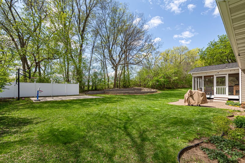1424 Fairway Dr, Faribault, MN 55021