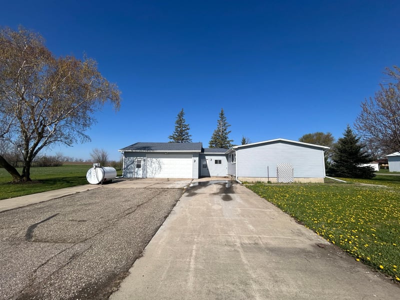 200 Prairie Ave, Darfur, MN 56022