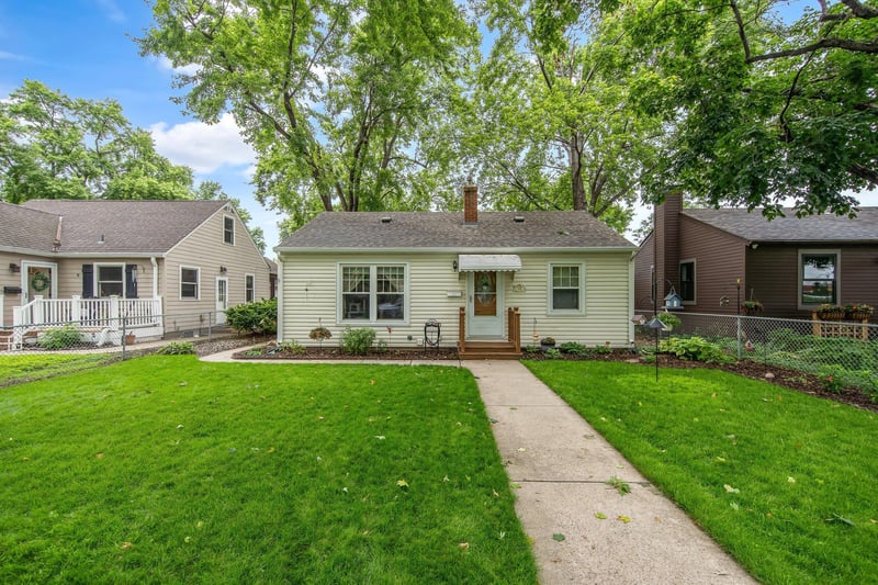 14 Jackson Ave S, Hopkins, MN 55343