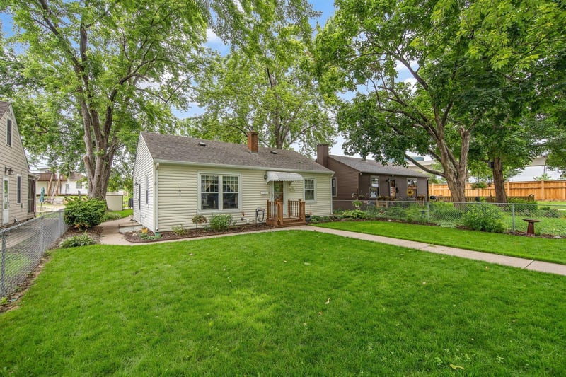14 Jackson Ave S, Hopkins, MN 55343