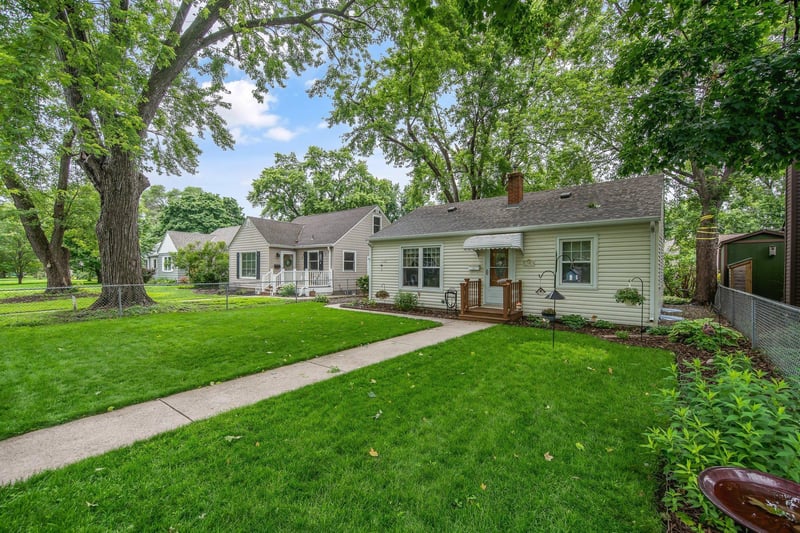 14 Jackson Ave S, Hopkins, MN 55343