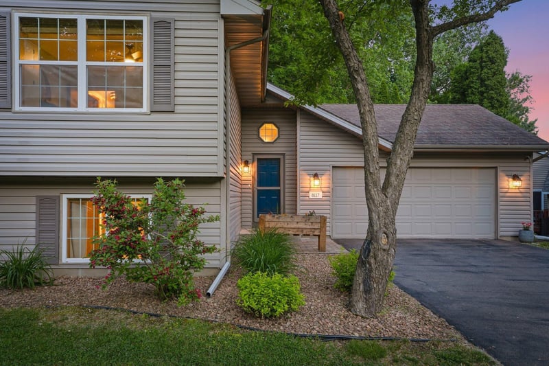 8117 Dakota Ln, Chanhassen, MN 55317