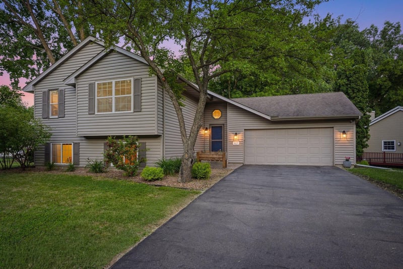8117 Dakota Ln, Chanhassen, MN 55317