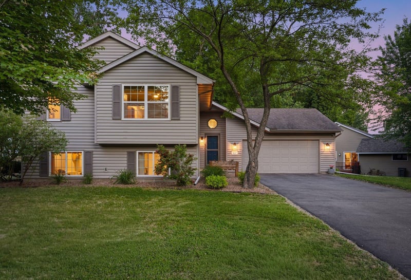 8117 Dakota Ln, Chanhassen, MN 55317