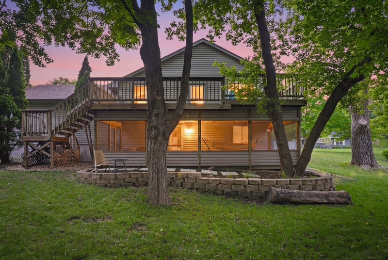 8117 Dakota Ln, Chanhassen, MN 55317