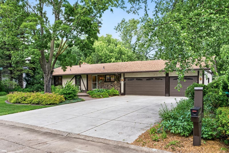 1120 Rockstone Ln, New Brighton, MN 55112