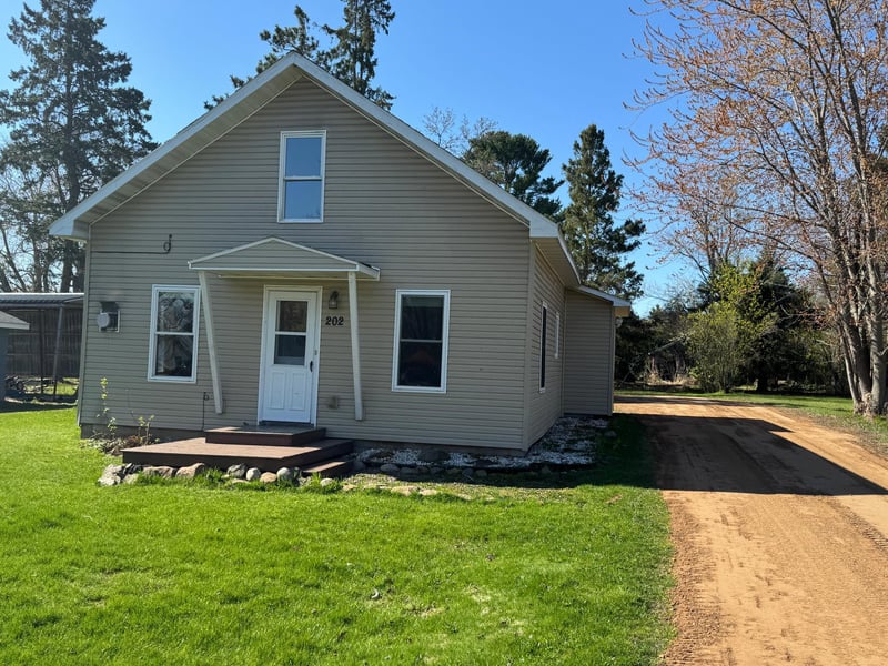 202 1st St NW, Hinckley, MN 55037