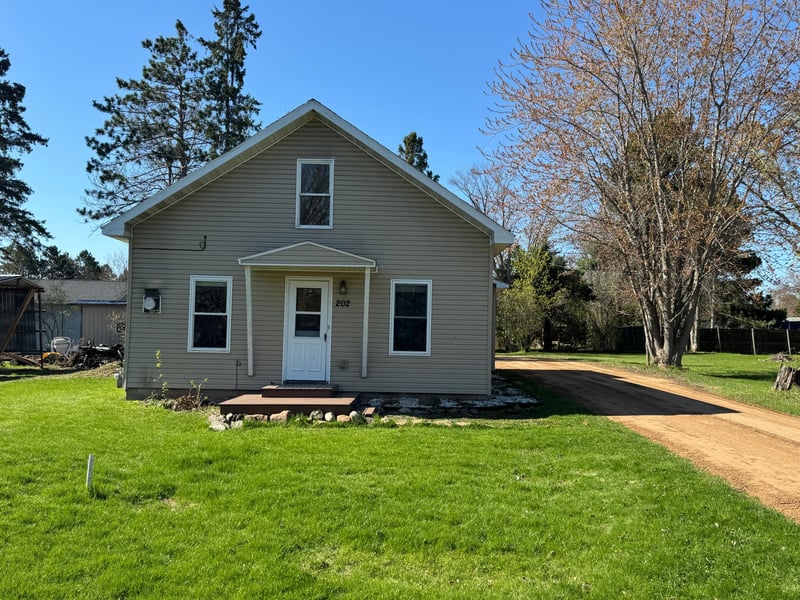 202 1st St NW, Hinckley, MN 55037