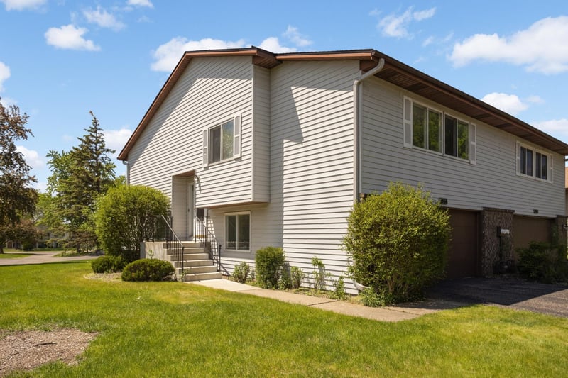 3956 Goodwin Ave N, Oakdale, MN 55128