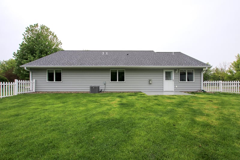 1367 Heritage Ave NW, Hutchinson, MN 55350