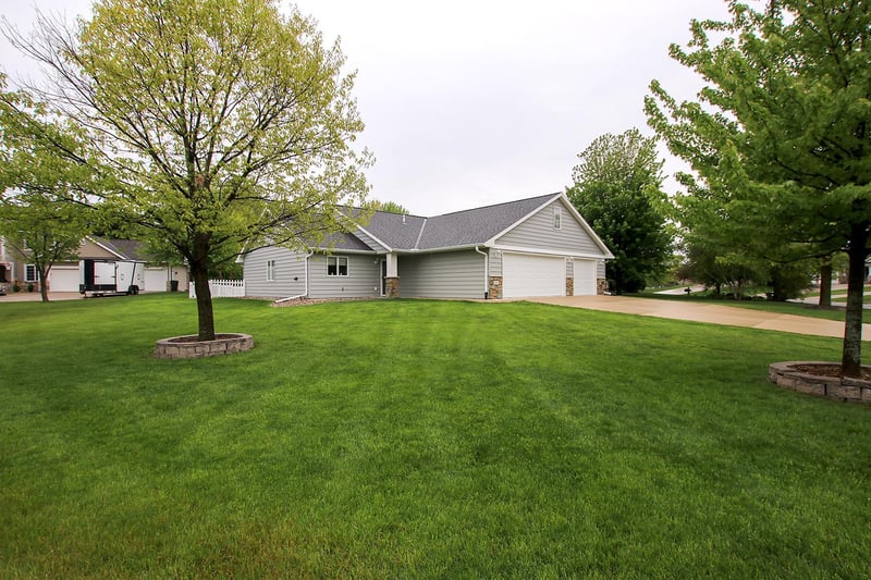 1367 Heritage Ave NW, Hutchinson, MN 55350