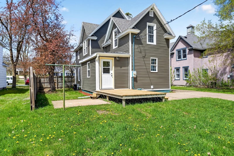 816 N Summit St, Spooner, WI 54801