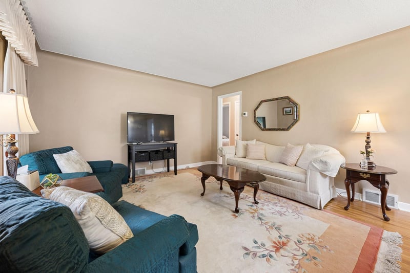 1050 County Road B2 W, Roseville, MN 55113