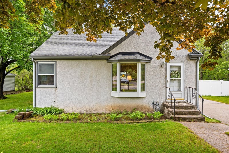 1050 County Road B2 W, Roseville, MN 55113