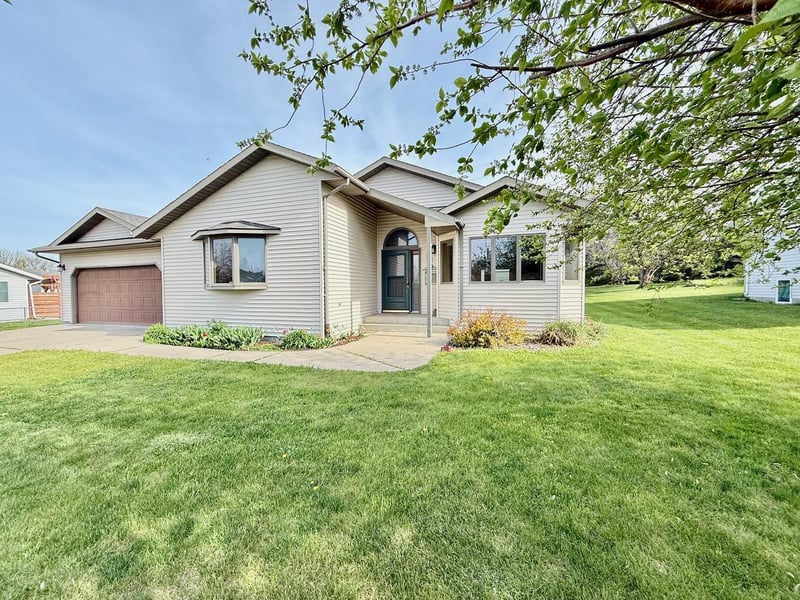 126 W Hilltop Dr, Fergus Falls, MN 56537