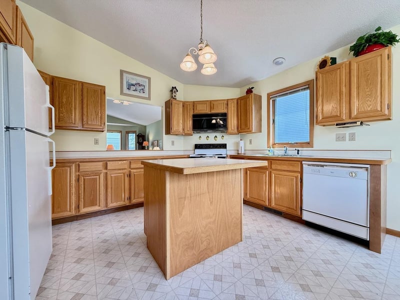 126 W Hilltop Dr, Fergus Falls, MN 56537