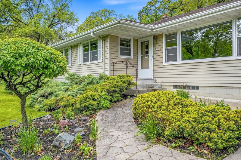 1638 Glenview Ct, Arden Hills, MN 55112