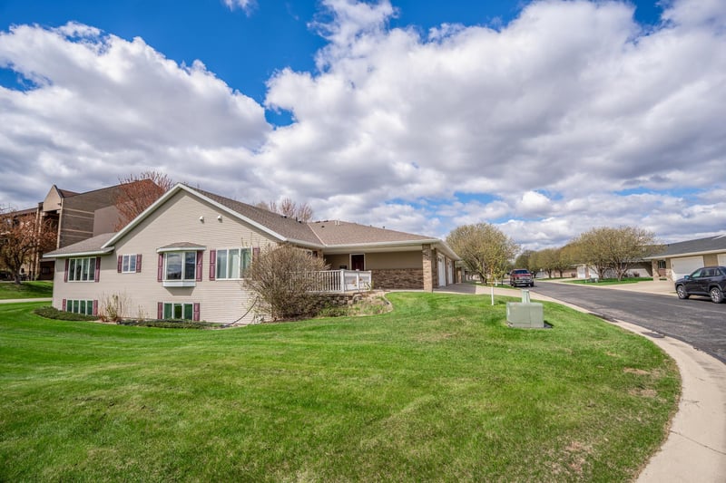 211 Valley View Dr SE, Willmar, MN 56201