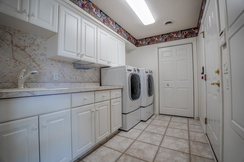 211 Valley View Dr SE, Willmar, MN 56201