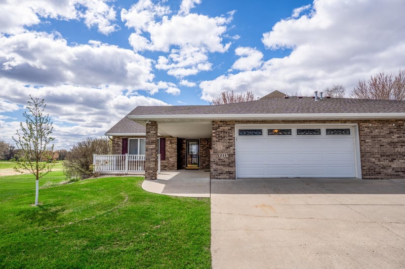 211 Valley View Dr SE, Willmar, MN 56201