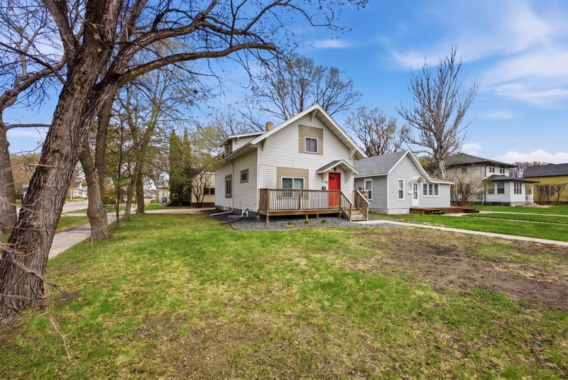 1002 4th Ave S, Moorhead, MN 56560