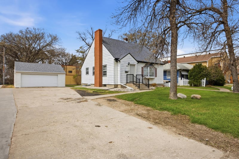 1621 8th St S, Moorhead, MN 56560