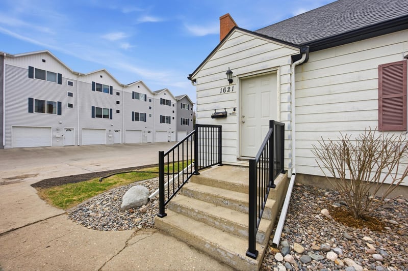 1621 8th St S, Moorhead, MN 56560