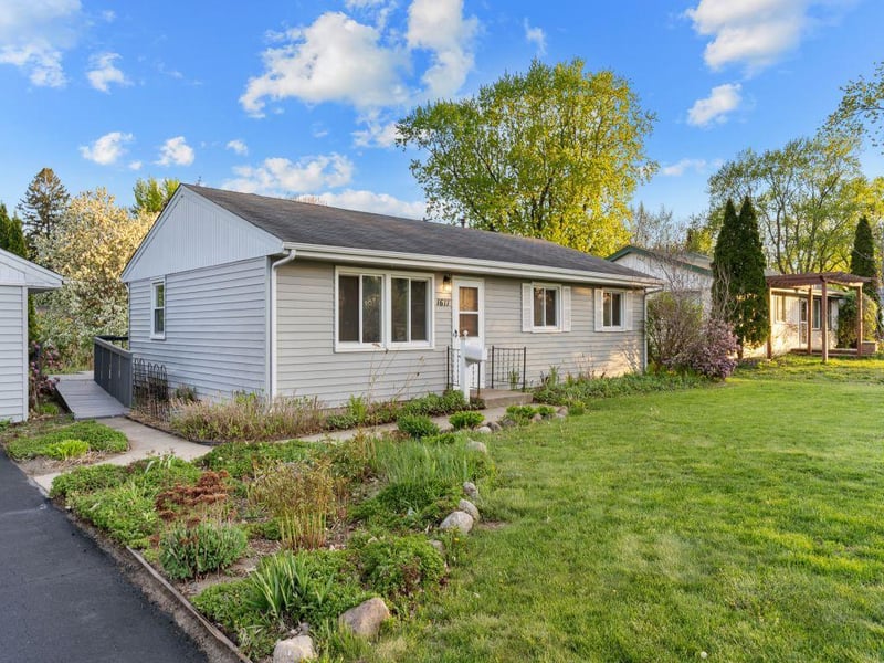 1611 E 87th St, Bloomington, MN 55425
