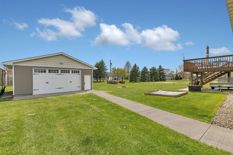 561 7th St NW, Richmond, MN 56368