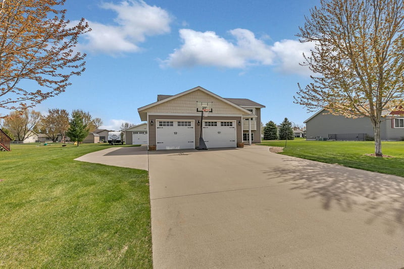 561 7th St NW, Richmond, MN 56368