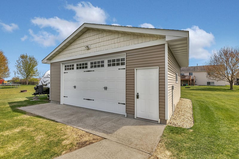 561 7th St NW, Richmond, MN 56368