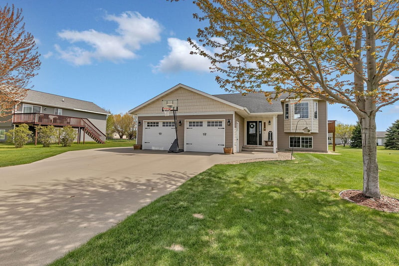 561 7th St NW, Richmond, MN 56368