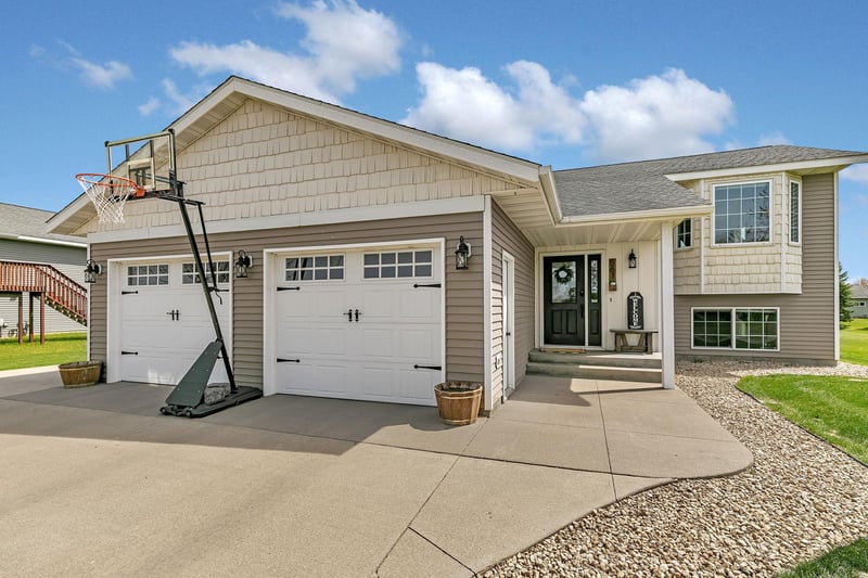 561 7th St NW, Richmond, MN 56368