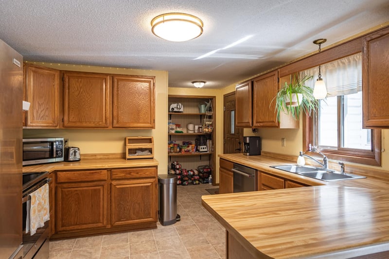 S3532 Chicken Valley Rd, Fountain City, WI 54629