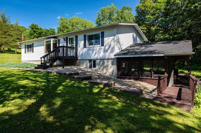 S3532 Chicken Valley Rd, Fountain City, WI 54629