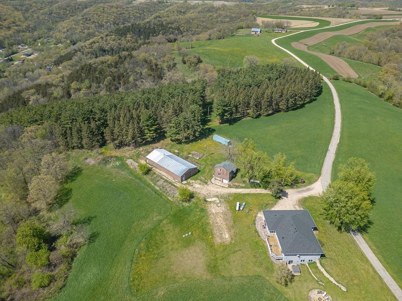 S3565 Rooster Ridge Ln, Fountain City, WI 54629