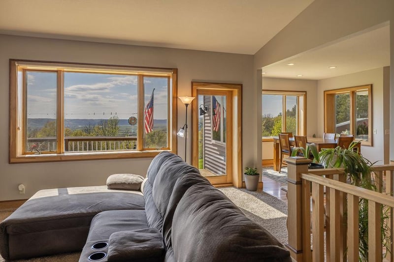S3565 Rooster Ridge Ln, Fountain City, WI 54629