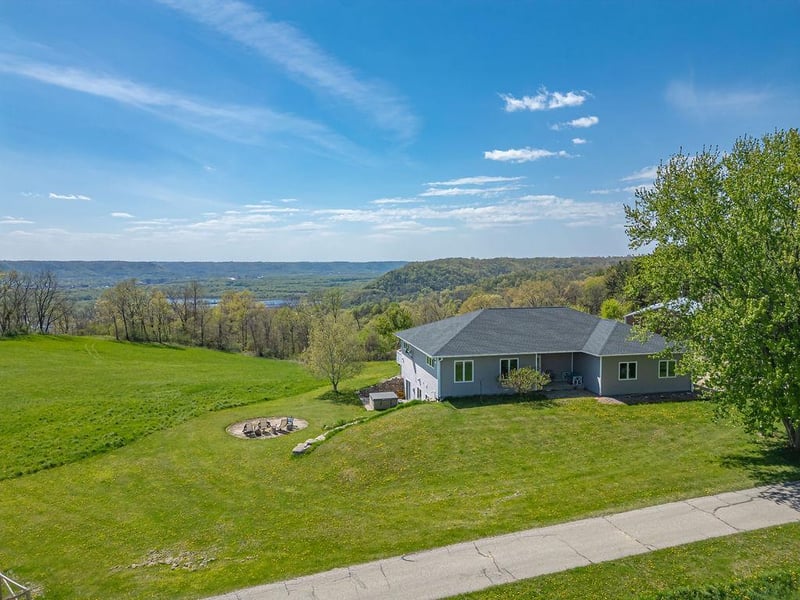 S3565 Rooster Ridge Ln, Fountain City, WI 54629