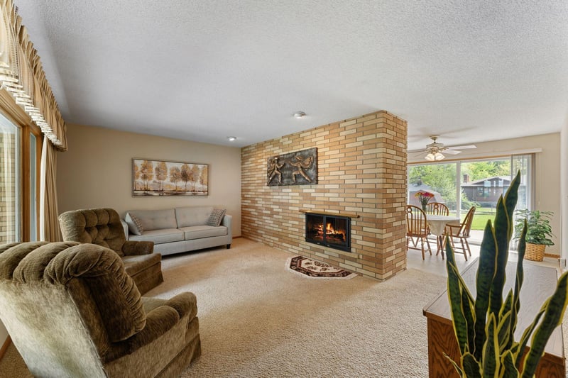 26 W Sandra Lee Dr, Saint Paul, MN 55119