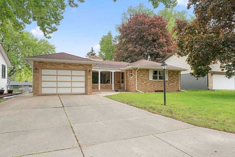 26 W Sandra Lee Dr, Saint Paul, MN 55119
