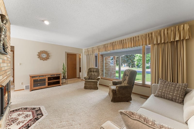 26 W Sandra Lee Dr, Saint Paul, MN 55119