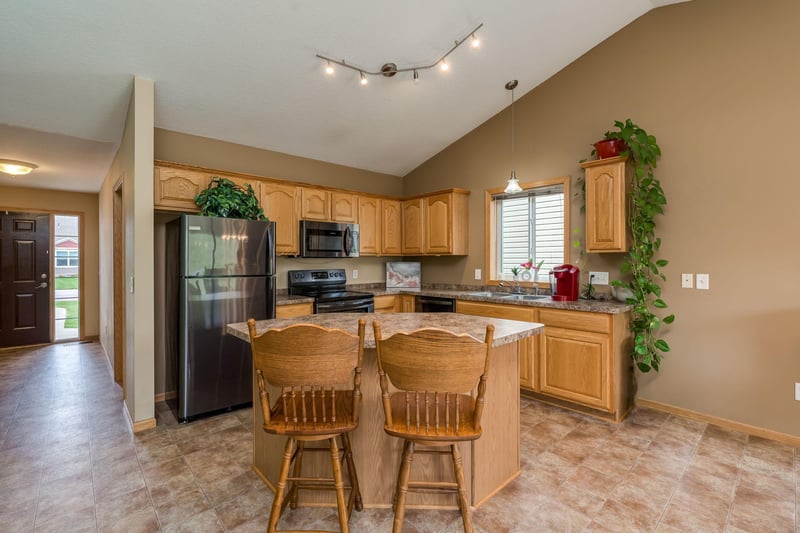 709 Tomahawk Ct, Madison Lake, MN 56063