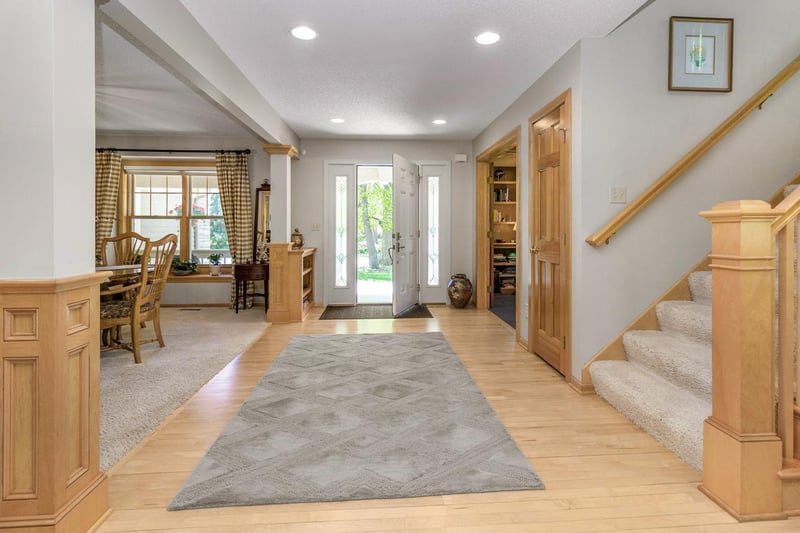 472 Vadnais Lake Dr, Vadnais Heights, MN 55127
