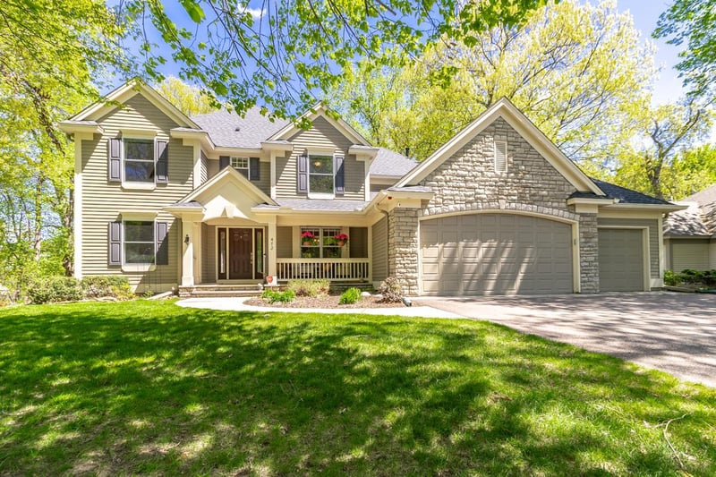 472 Vadnais Lake Dr, Vadnais Heights, MN 55127
