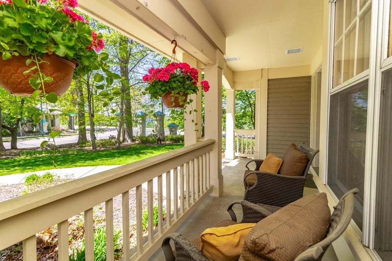472 Vadnais Lake Dr, Vadnais Heights, MN 55127