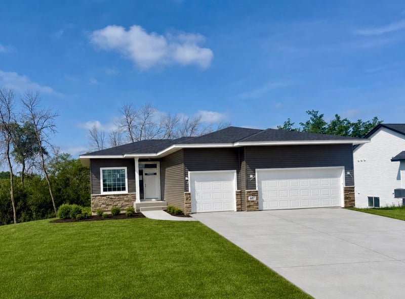 607 E 9th St, Zumbrota, MN 55992