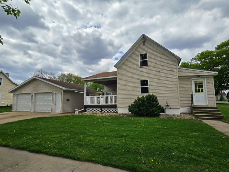 400 2nd Ave SE, Wells, MN 56097